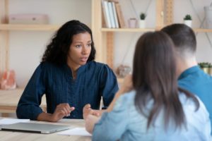 two people talk to a counselor bout Alcohol detox